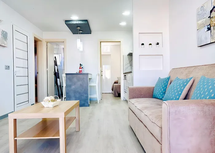 Bellissima With Pool And Wi-fi, 200m From The Sea In Lejlighed