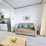 Bellissima With Pool And Wi-fi, 200m From The Sea In 卡门港