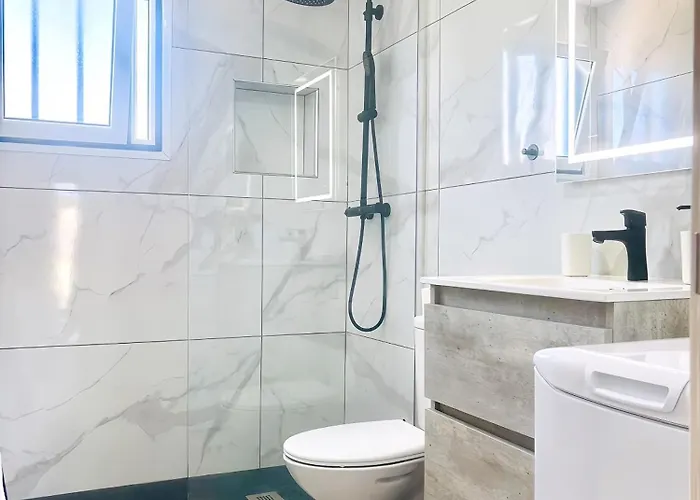 Bellissima With Pool And Wi-fi, 200m From The Sea In 公寓 卡门港