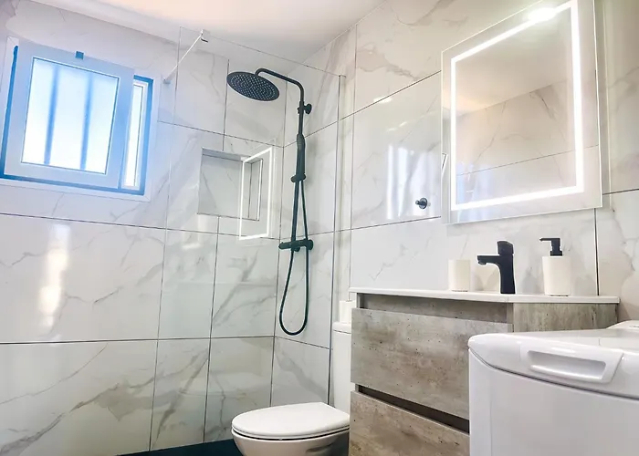 Bellissima With Pool And Wi-fi, 200m From The Sea In 卡门港