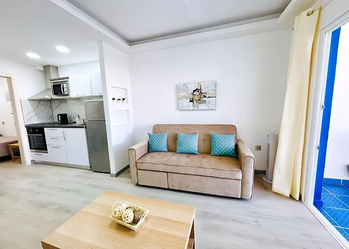 Bellissima With Pool And Wi-fi, 200m From The Sea In Puerto del Carmen (Lanzarote)